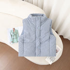Korte gewatteerde bodywarmer voor dames met hoge opstaande kraag en drukknoopsluiting
