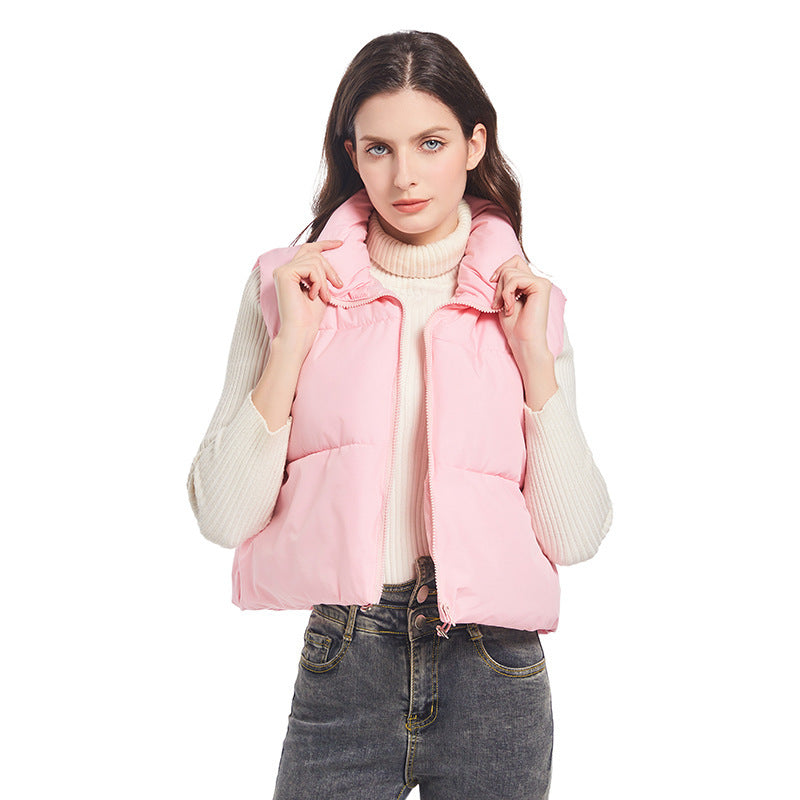 Extra lichte, korte gewatteerde bodywarmer voor dames met hoge opstaande kraag en koord