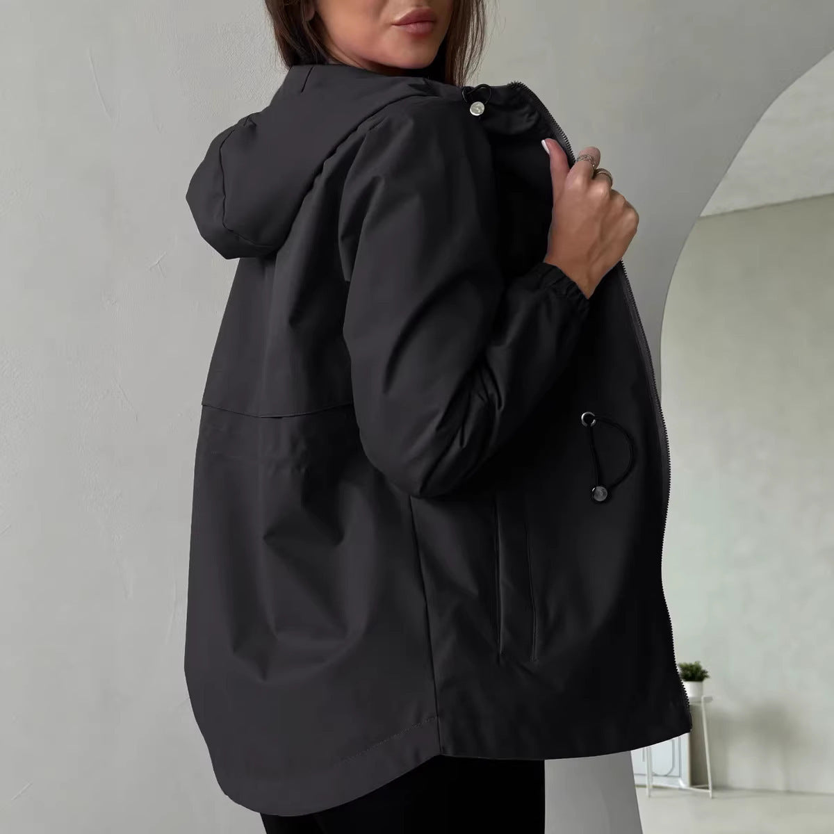 Outdoorjas voor dames met verstelbare capuchon en ruime zakken