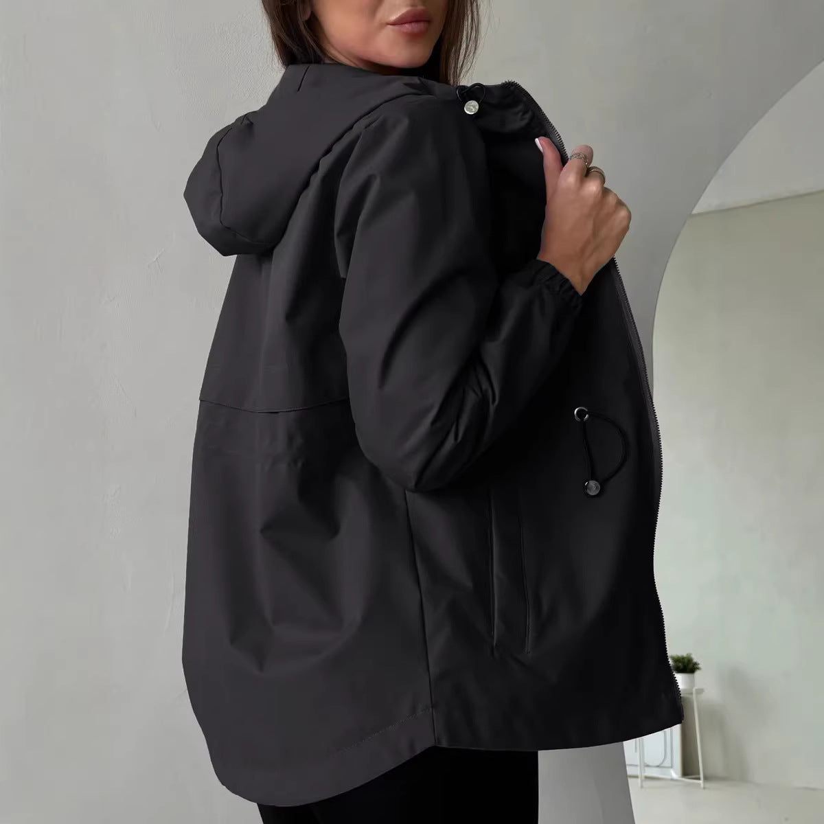 Outdoorjas voor dames met verstelbare capuchon en ruime zakken