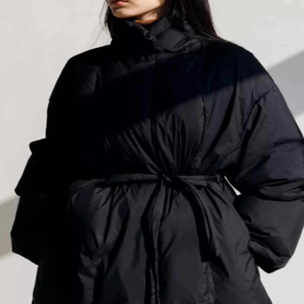 Lange parka voor dames met strikceintuur en volumineuze mouwen