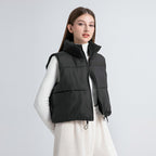 Extra lichte, korte gewatteerde bodywarmer voor dames met hoge opstaande kraag en koord