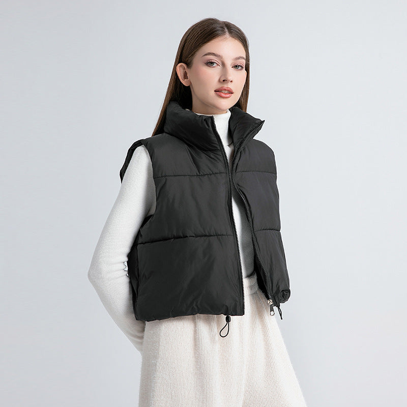 Extra lichte, korte gewatteerde bodywarmer voor dames met hoge opstaande kraag en koord