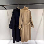 Trenchcoat voor dames in maxilengte met hoge opstaande kraag en ceintuur
