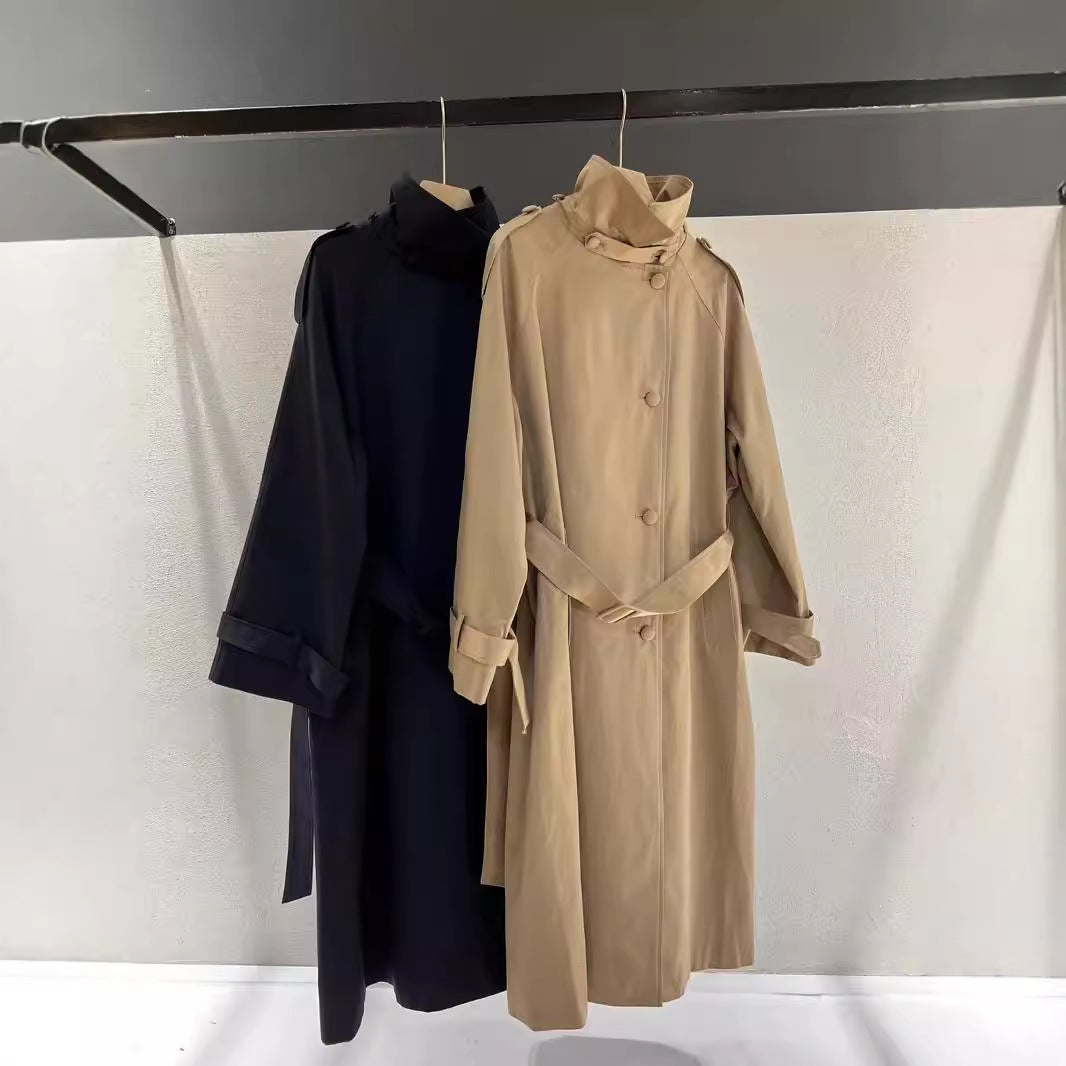 Trenchcoat voor dames in maxilengte met hoge opstaande kraag en ceintuur