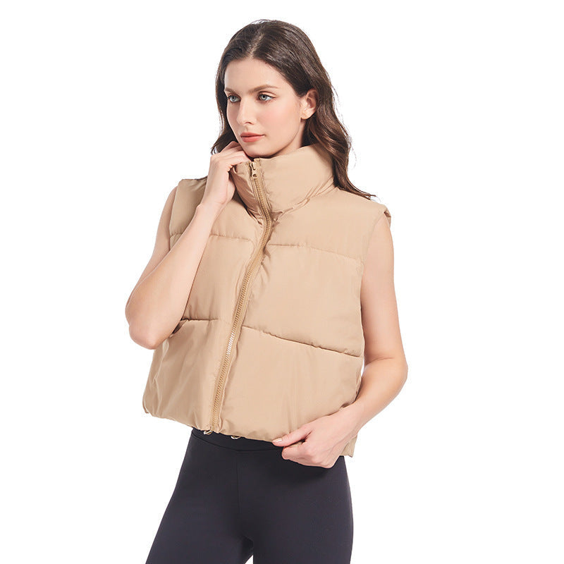 Extra lichte, korte gewatteerde bodywarmer voor dames met hoge opstaande kraag en koord
