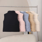 Korte gewatteerde bodywarmer voor dames met hoge opstaande kraag en drukknoopsluiting