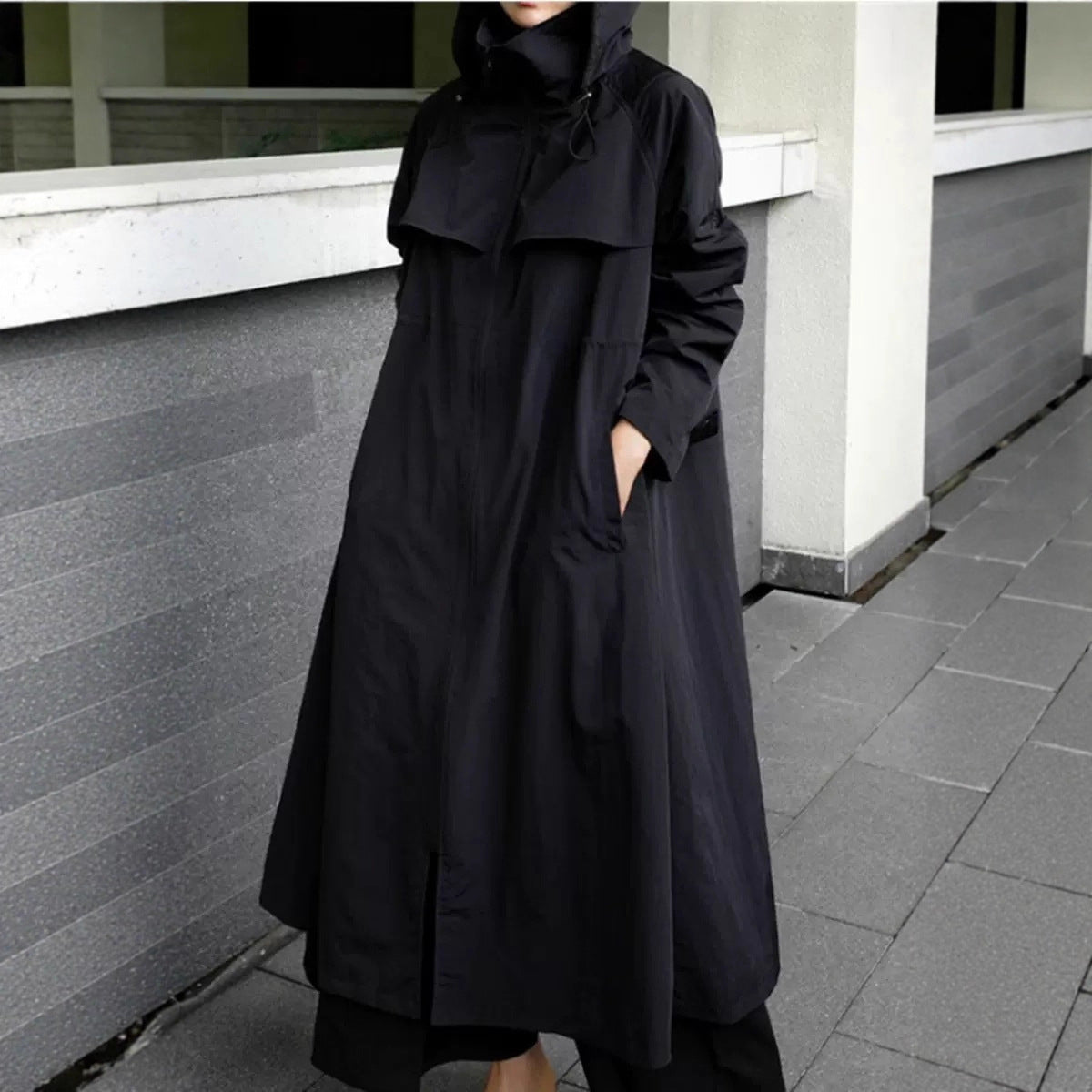 Oversized mantel voor dames in maxilengte met capuchon en capedetail