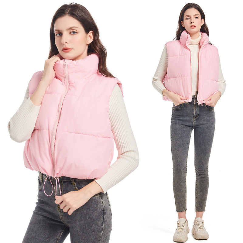 Extra lichte, korte gewatteerde bodywarmer voor dames met hoge opstaande kraag en koord