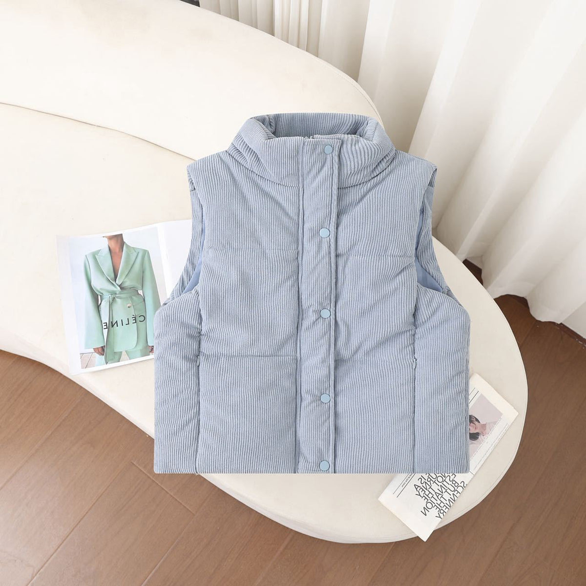 Korte gewatteerde bodywarmer voor dames met hoge opstaande kraag en drukknoopsluiting