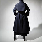 Trenchcoat voor dames in maxilengte met hoge opstaande kraag en ceintuur