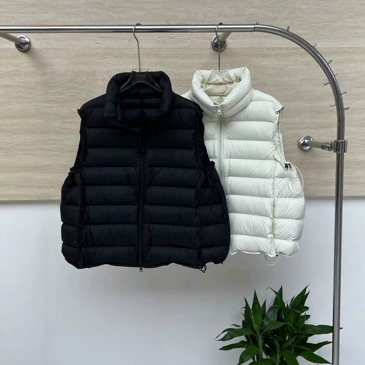 Lichte gewatteerde bodywarmer voor dames met tweewegrits