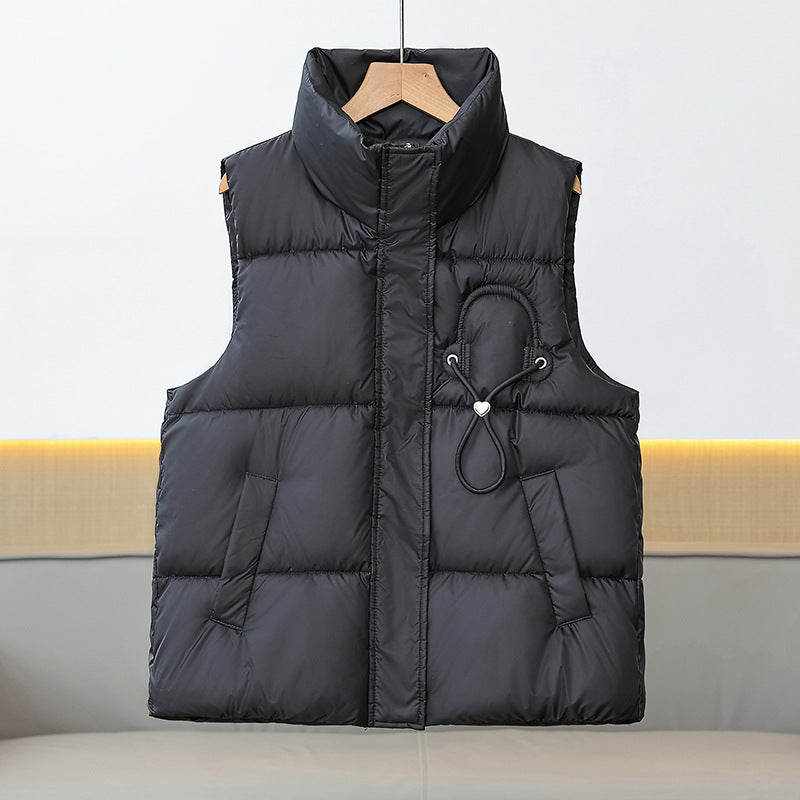 Lichte gewatteerde bodywarmer voor dames met hoge opstaande kraag en koorddetail