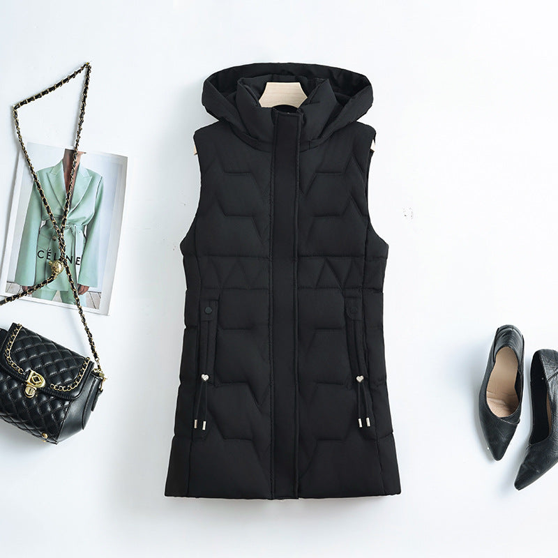 Lange doorgestikte bodywarmer voor dames met capuchon en koorden in de taille