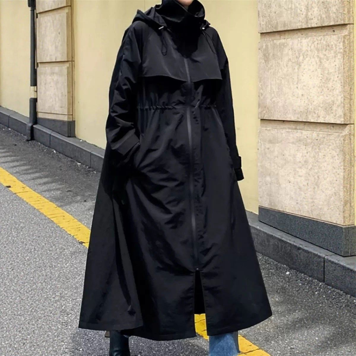 Oversized mantel voor dames in maxilengte met capuchon en capedetail