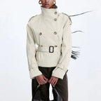 Korte trenchcoat voor dames met riem en dubbele knopenrij