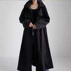 Oversized mantel voor dames in maxilengte met capuchon en capedetail