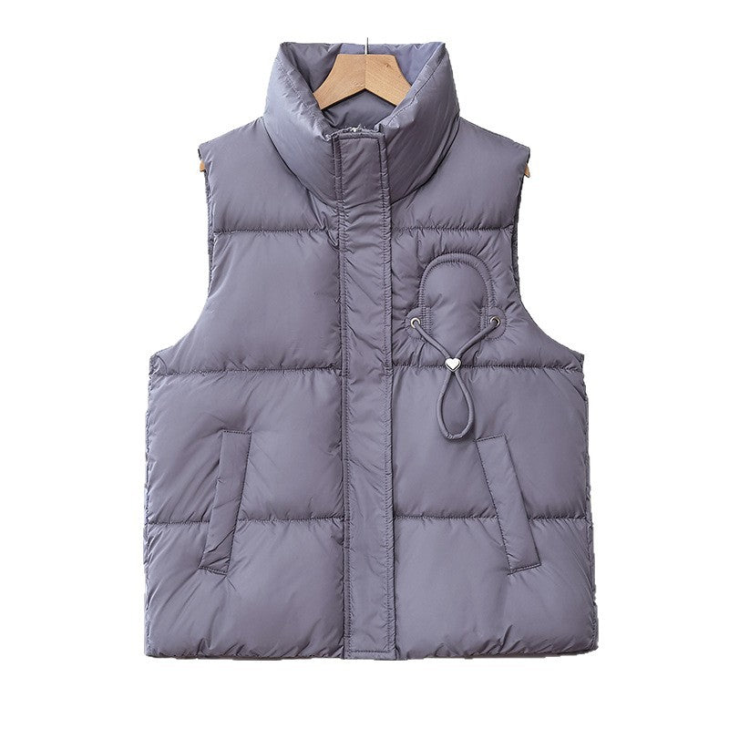 Lichte gewatteerde bodywarmer voor dames met hoge opstaande kraag en koorddetail