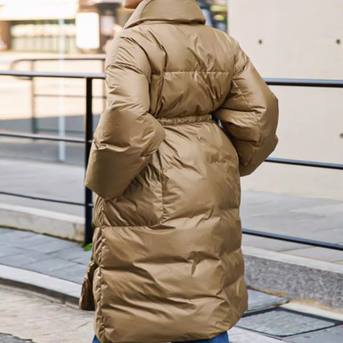 Lange parka voor dames met strikceintuur en volumineuze mouwen