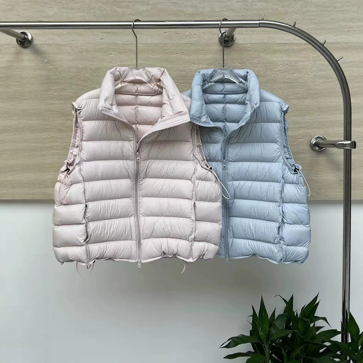 Lichte gewatteerde bodywarmer voor dames met tweewegrits