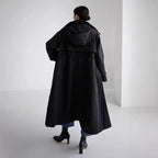 Oversized mantel voor dames in maxilengte met capuchon en capedetail