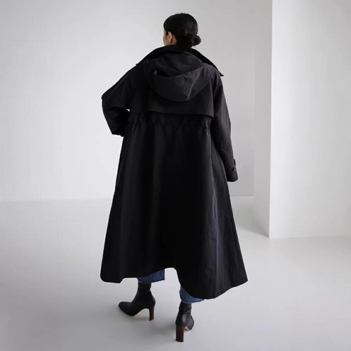 Oversized mantel voor dames in maxilengte met capuchon en capedetail