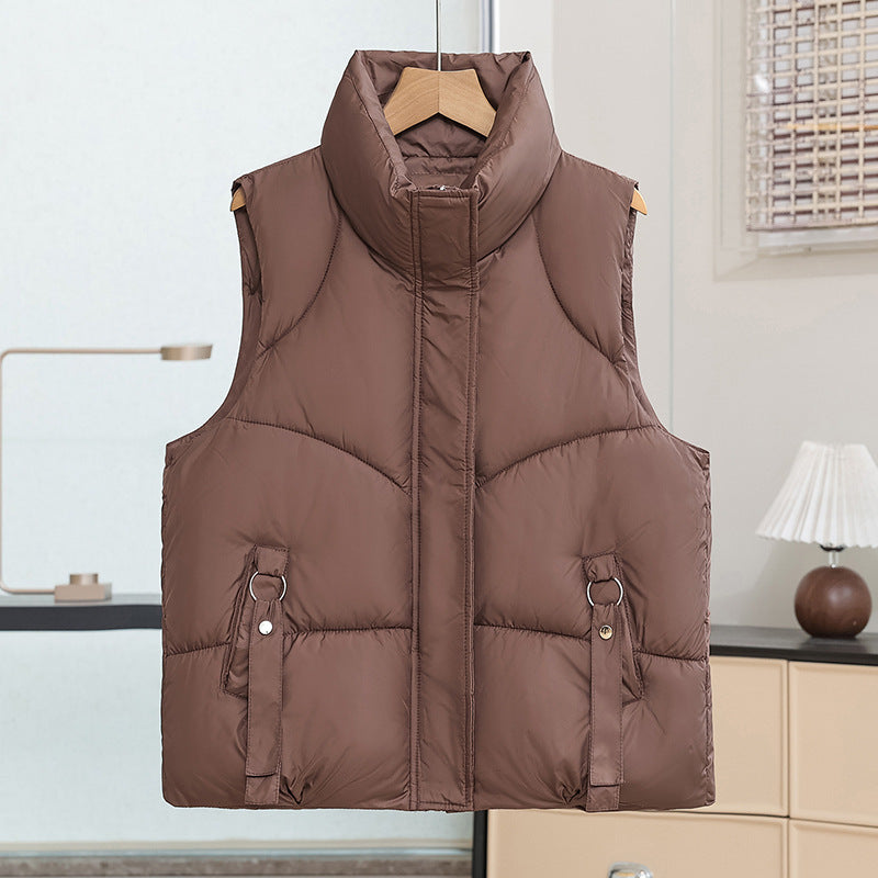 Gewatteerde bodywarmer voor dames met hoge opstaande kraag en lusjes met sierringen