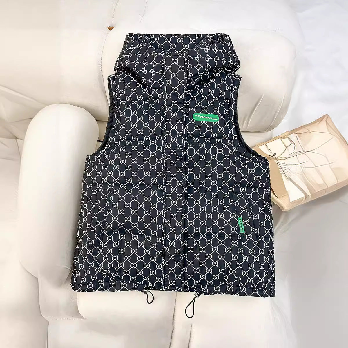 Gewatteerde bodywarmer voor dames met capuchon, allover logoprint en verstelbare zoom