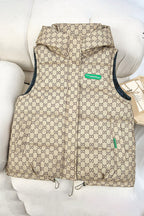 Gewatteerde bodywarmer voor dames met capuchon, allover logoprint en verstelbare zoom