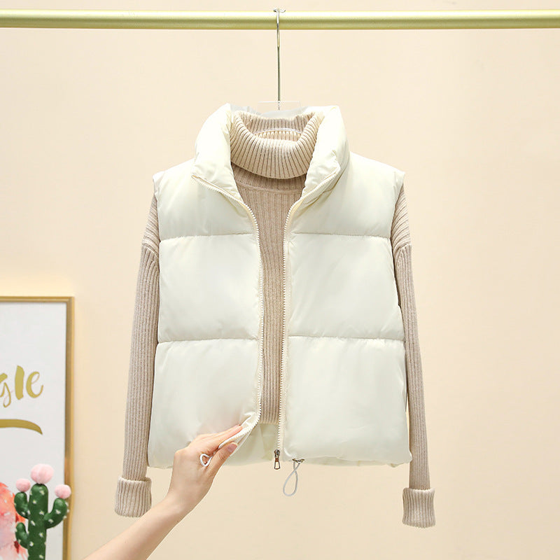 Extra lichte, korte gewatteerde bodywarmer voor dames met hoge opstaande kraag en koord