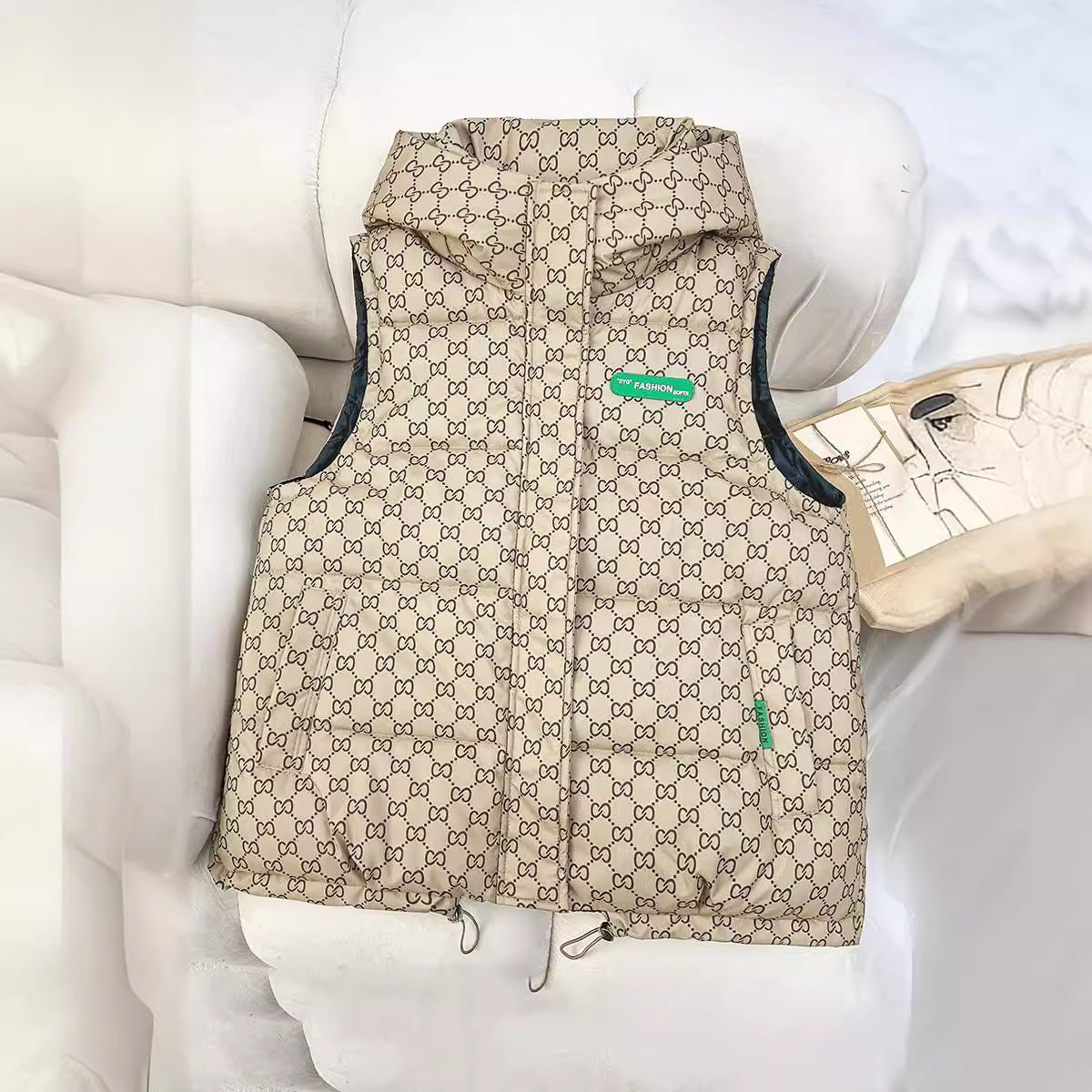 Gewatteerde bodywarmer voor dames met capuchon, allover logoprint en verstelbare zoom