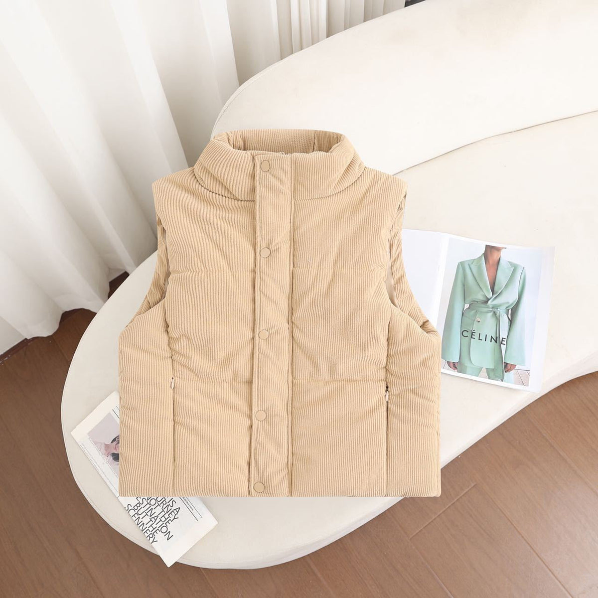 Korte gewatteerde bodywarmer voor dames met hoge opstaande kraag en drukknoopsluiting