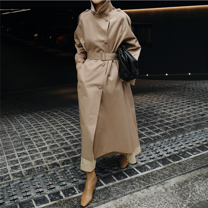Trenchcoat voor dames in maxilengte met hoge opstaande kraag en ceintuur
