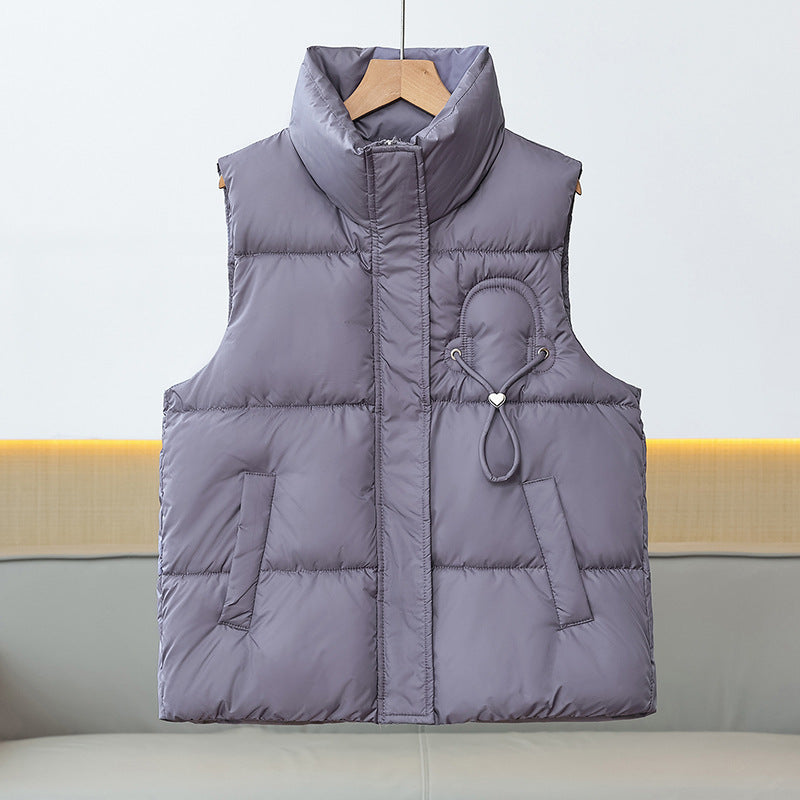 Lichte gewatteerde bodywarmer voor dames met hoge opstaande kraag en koorddetail