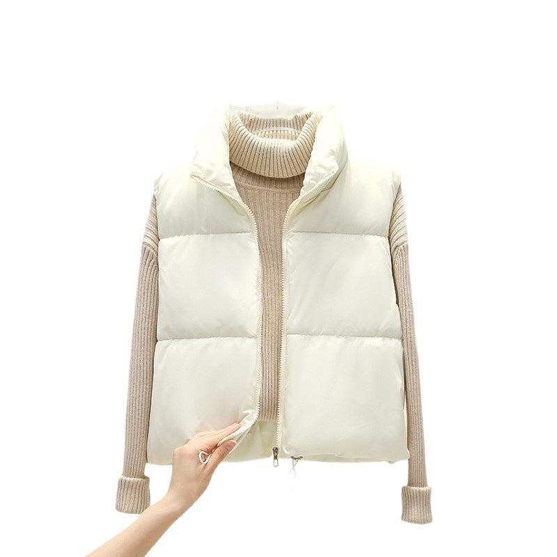 Extra lichte, korte gewatteerde bodywarmer voor dames met hoge opstaande kraag en koord