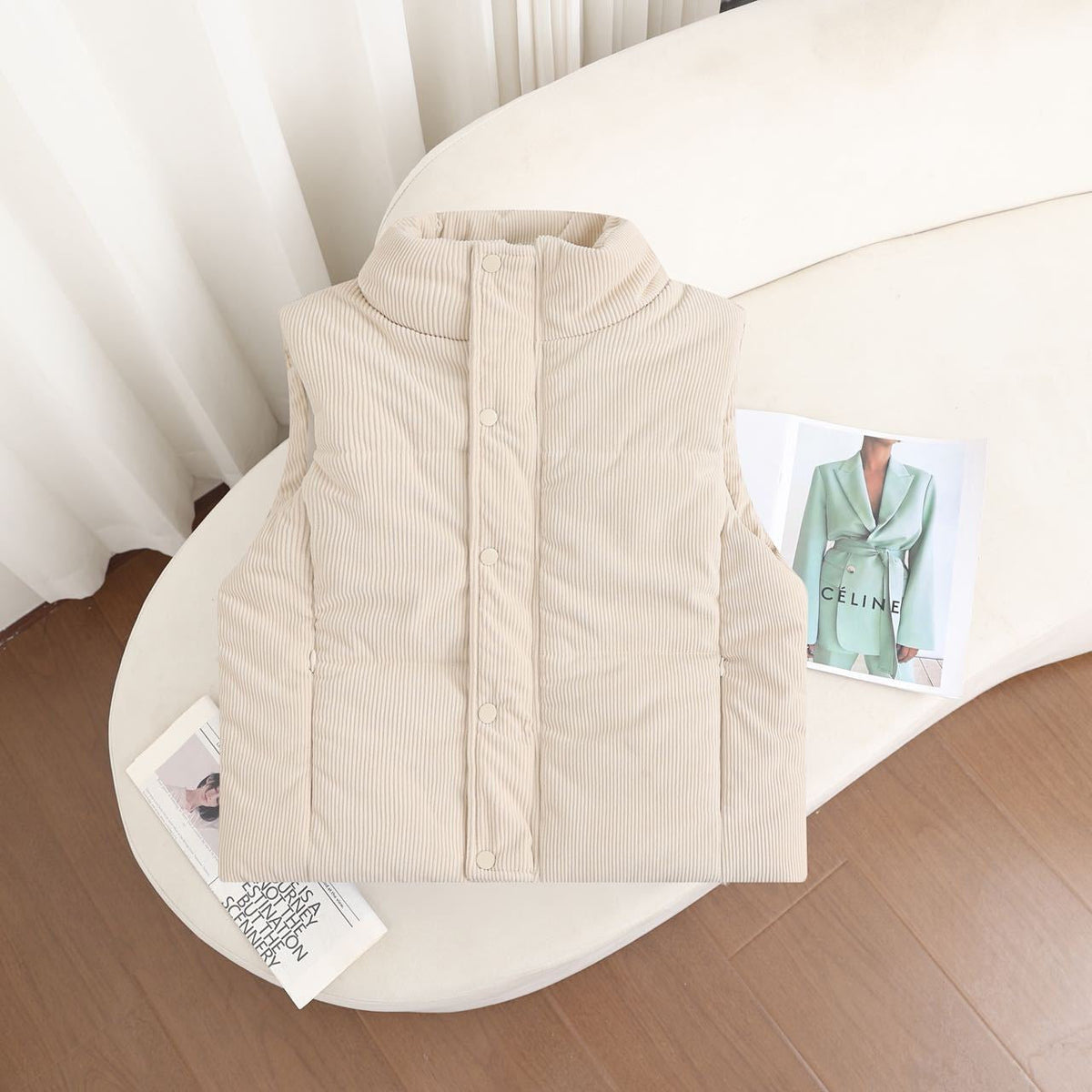 Korte gewatteerde bodywarmer voor dames met hoge opstaande kraag en drukknoopsluiting