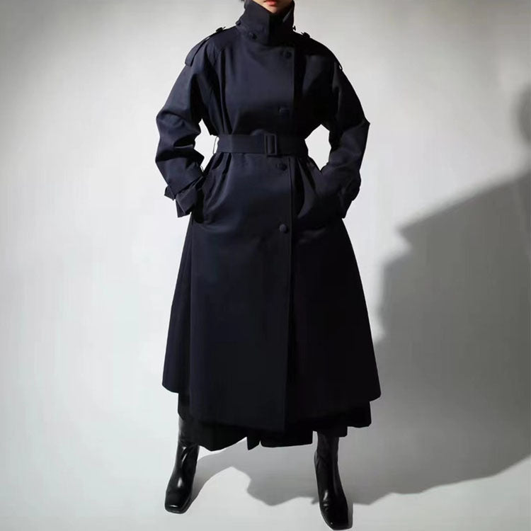 Trenchcoat voor dames in maxilengte met hoge opstaande kraag en ceintuur