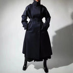 Trenchcoat voor dames in maxilengte met hoge opstaande kraag en ceintuur
