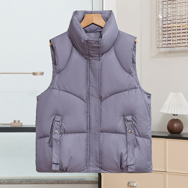 Gewatteerde bodywarmer voor dames met hoge opstaande kraag en lusjes met sierringen