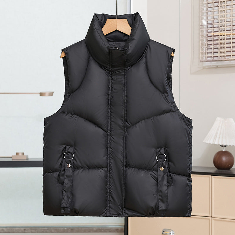 Gewatteerde bodywarmer voor dames met hoge opstaande kraag en lusjes met sierringen
