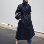 Trenchcoat voor dames in maxilengte met hoge opstaande kraag en ceintuur
