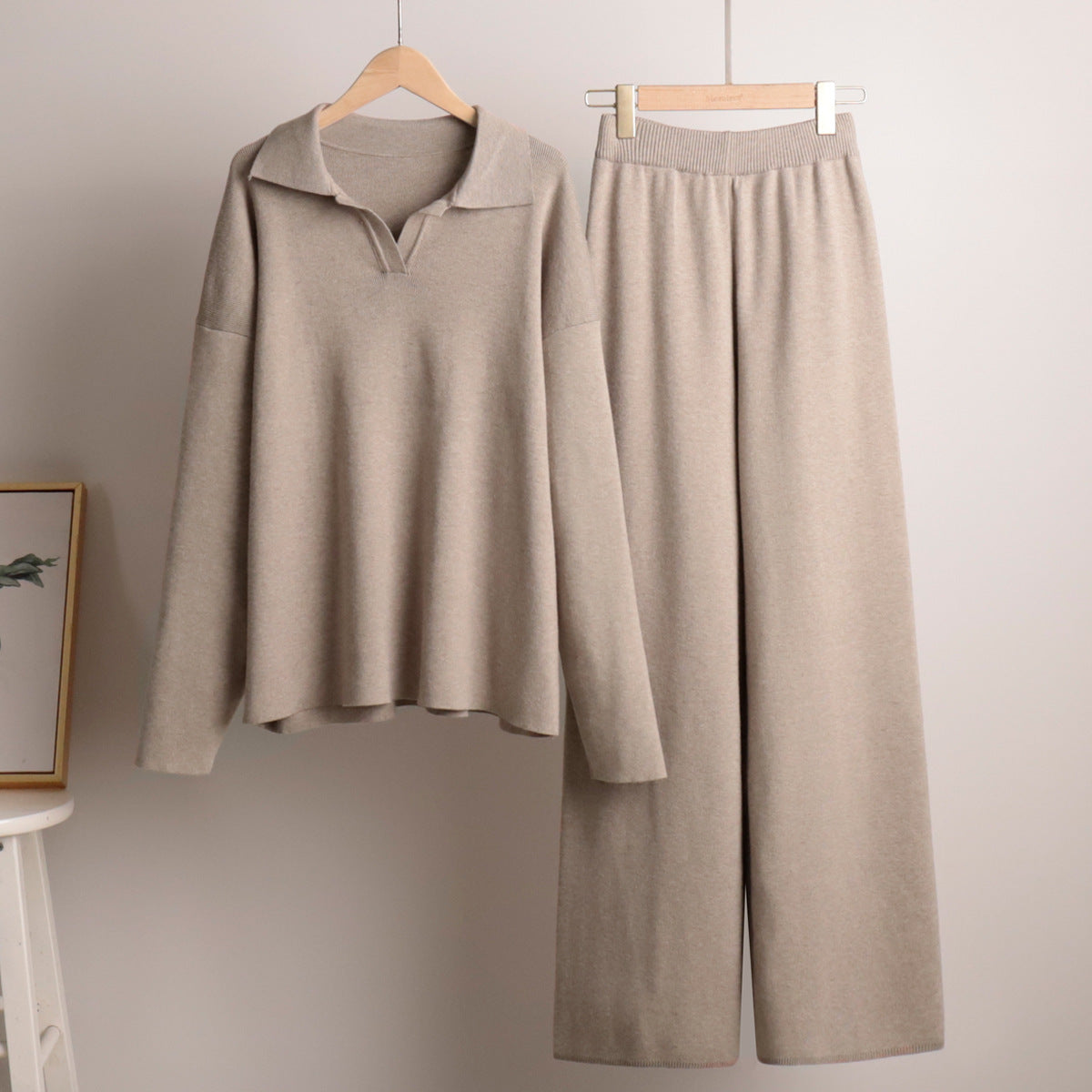 Conjunto de ropa lounge para mujer – Suéter de punto oversize con cuello y pantalón ancho – Cómodo y moderno para casa y ocio