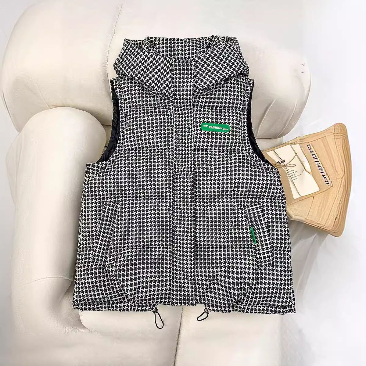 Gewatteerde bodywarmer voor dames met capuchon, allover logoprint en verstelbare zoom