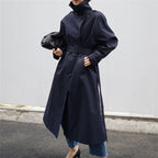Lange trenchcoat voor dames met ceintuur en hoge opstaande kraag