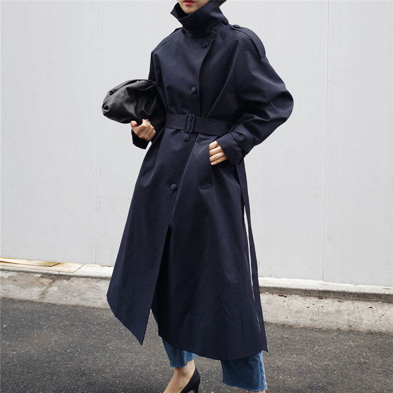 Lange trenchcoat voor dames met ceintuur en hoge opstaande kraag