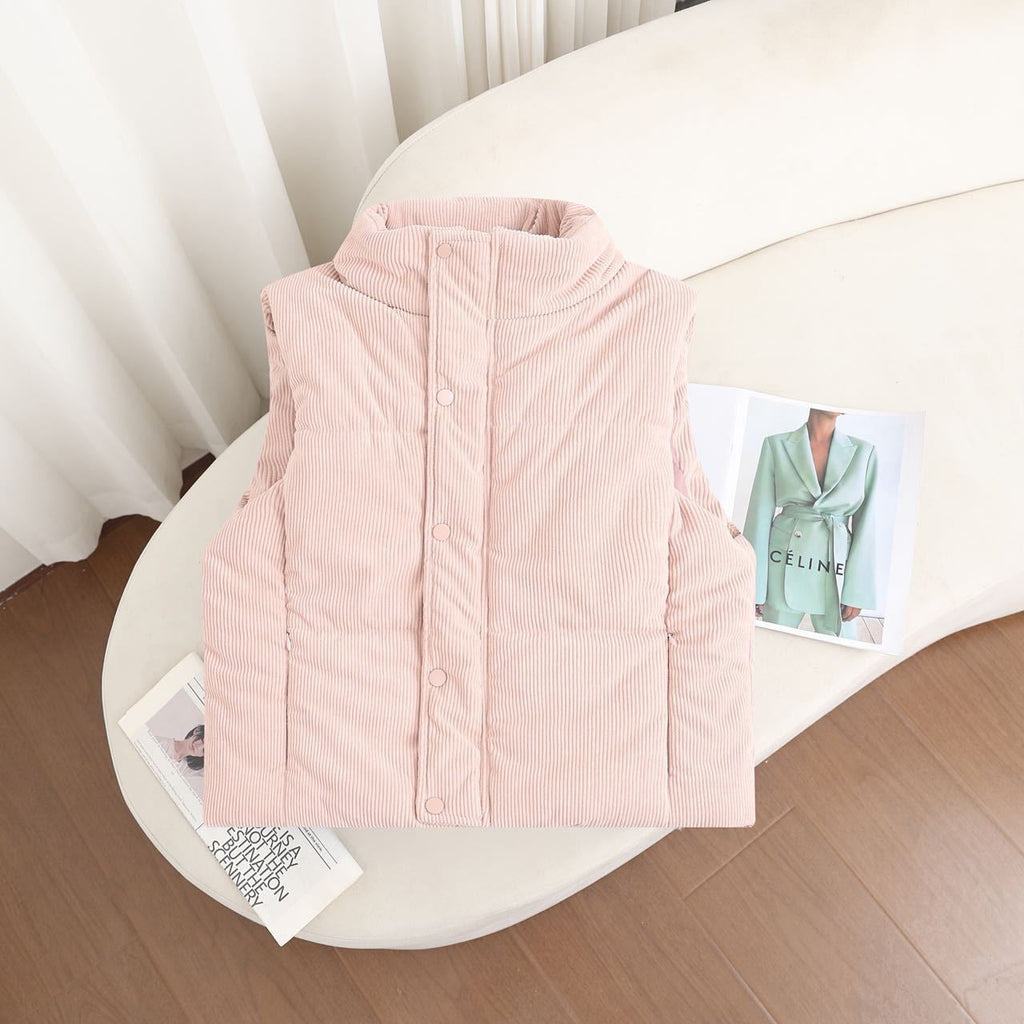 Korte gewatteerde bodywarmer voor dames met hoge opstaande kraag en drukknoopsluiting