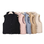 Korte gewatteerde bodywarmer voor dames met hoge opstaande kraag en drukknoopsluiting