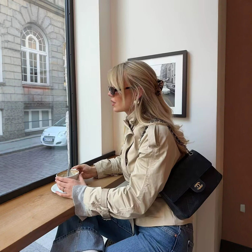 Korte trenchcoat voor dames met riem en dubbele knopenrij