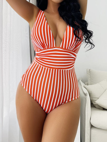 Costume intero da donna con motivo a righe e scollo a V profondo – Look estivo elegante per spiaggia e piscina