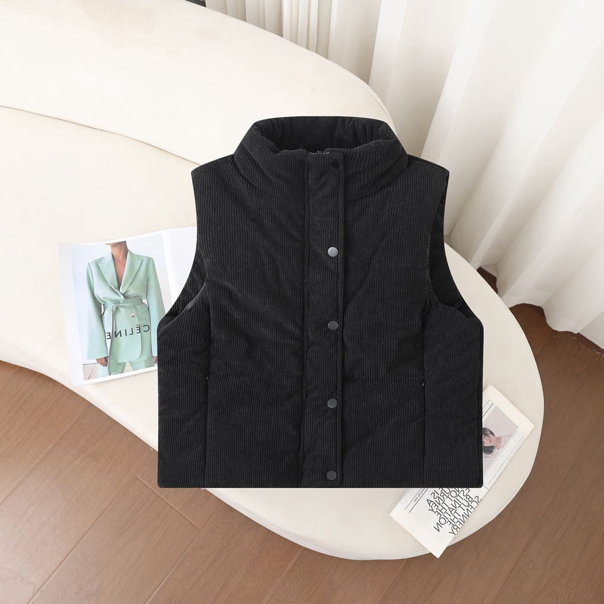 Korte gewatteerde bodywarmer voor dames met hoge opstaande kraag en drukknoopsluiting
